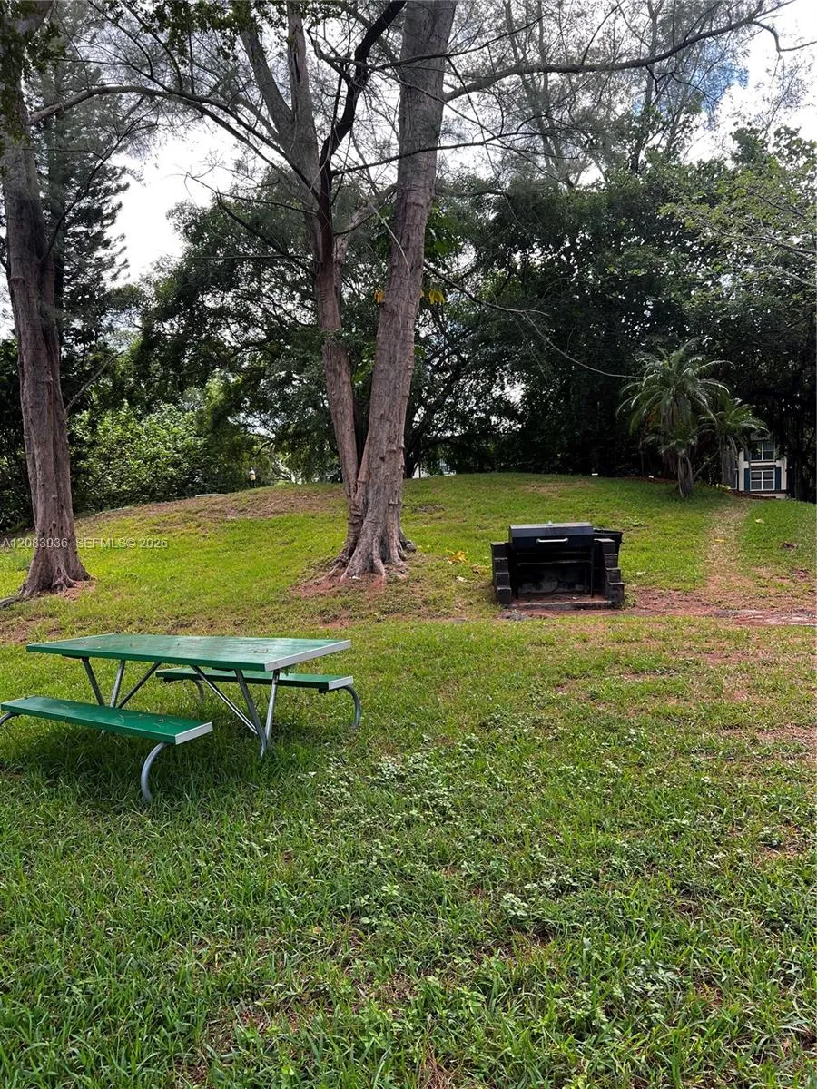 3720 Inverrary Dr #1W Lauderhill, FL 33319