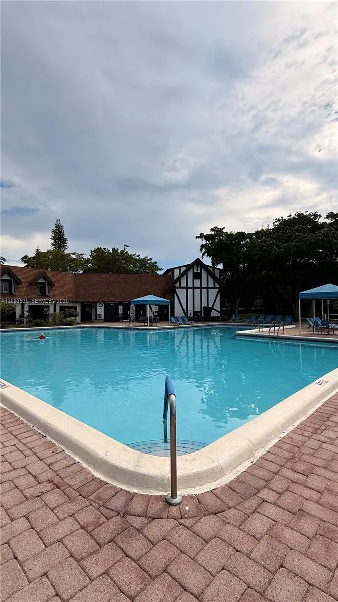 3720 Inverrary Dr #1W Lauderhill, FL 33319