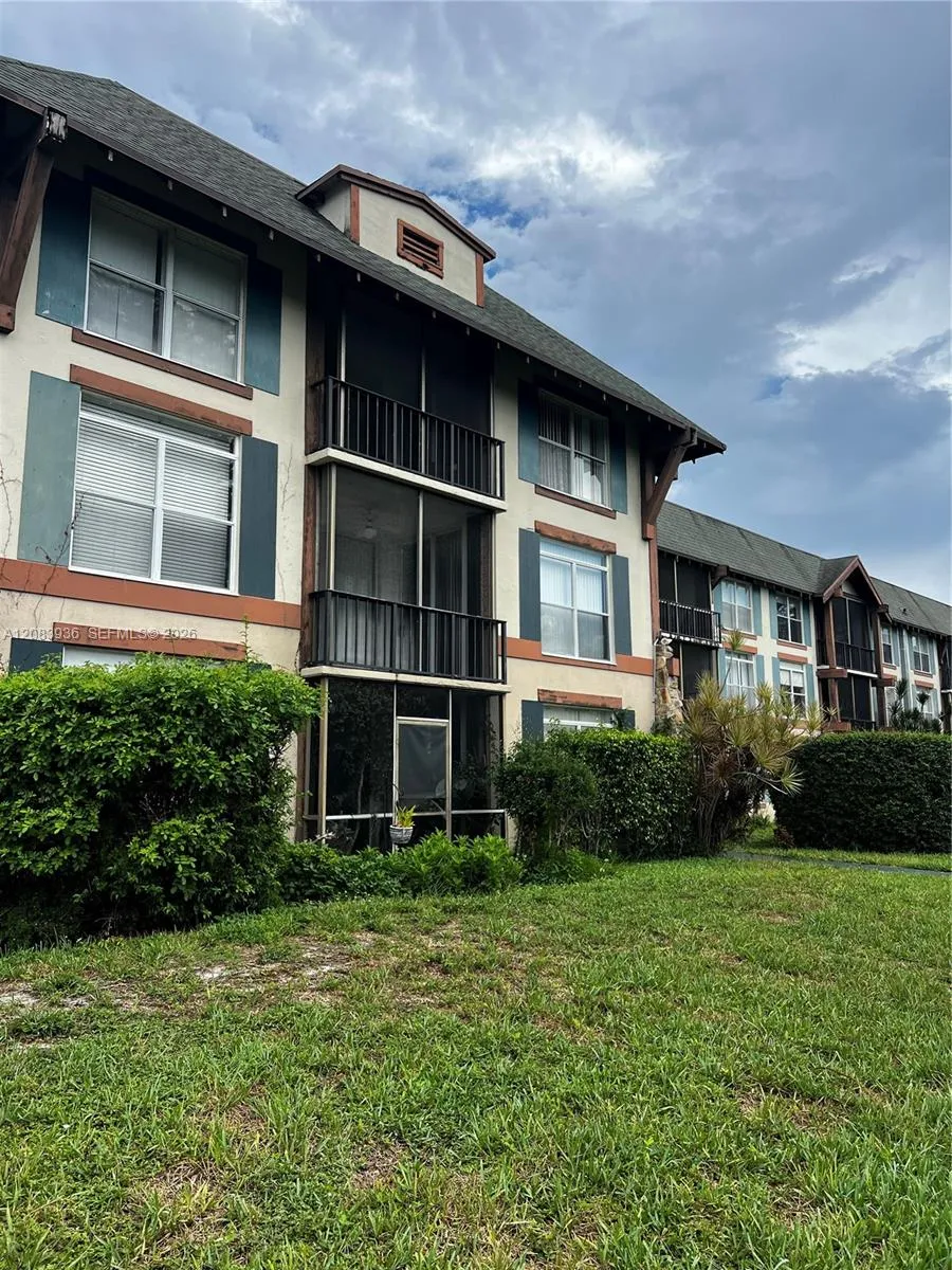 3720 Inverrary Dr #1W Lauderhill, FL 33319