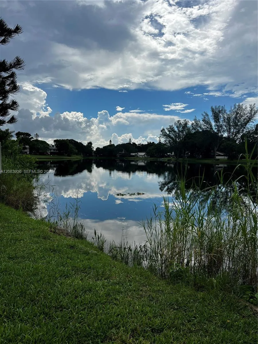 3720 Inverrary Dr #1W Lauderhill, FL 33319