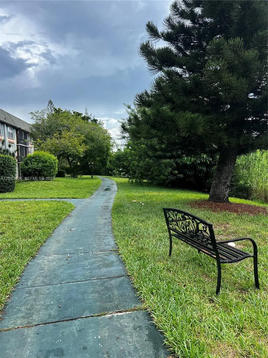 3720 Inverrary Dr #1W Lauderhill, FL 33319
