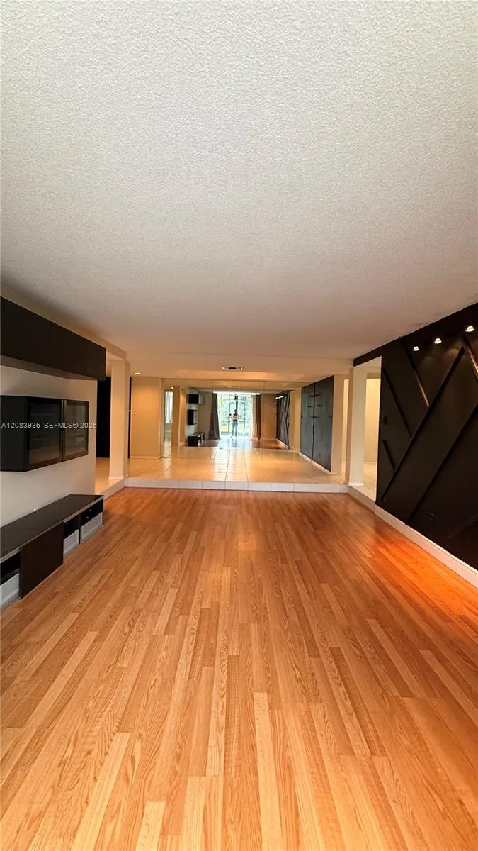 3720 Inverrary Dr #1W Lauderhill, FL 33319