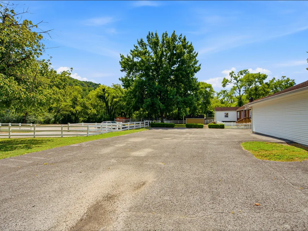 1063 Louisville Hwy Goodlettsville, TN 37072