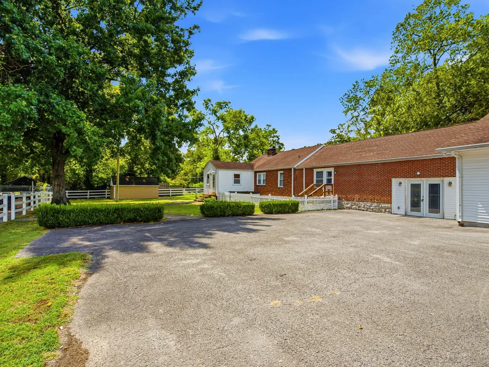 1063 Louisville Hwy Goodlettsville, TN 37072