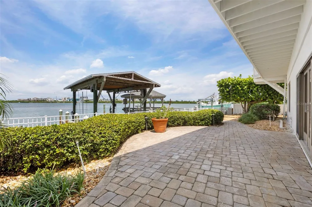 290 BAYSIDE DRIVE Clearwater, FL 33767