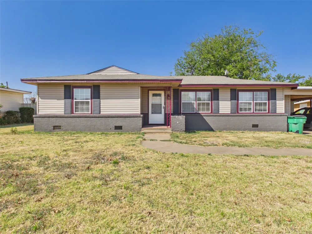 711 West Avenue Electra, TX 76360