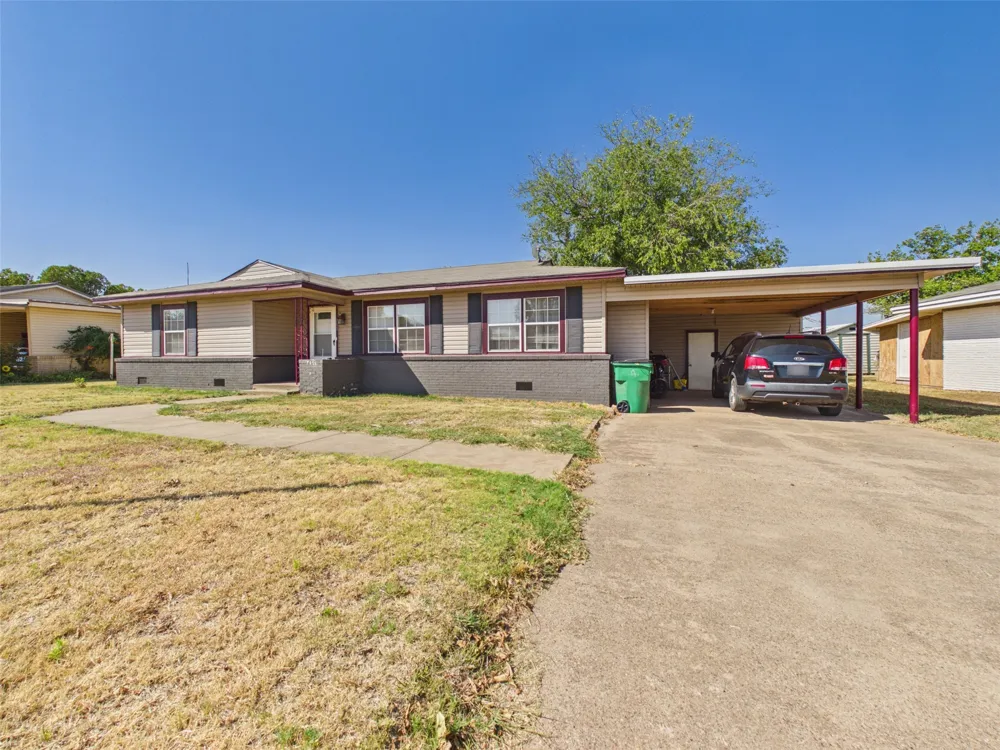 711 West Avenue Electra, TX 76360