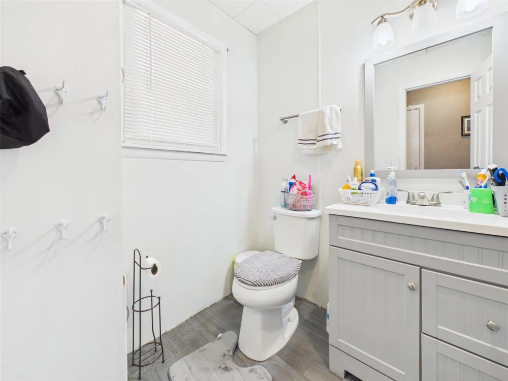 711 West Avenue Electra, TX 76360