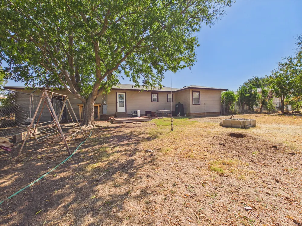 711 West Avenue Electra, TX 76360