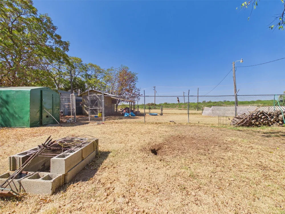 711 West Avenue Electra, TX 76360