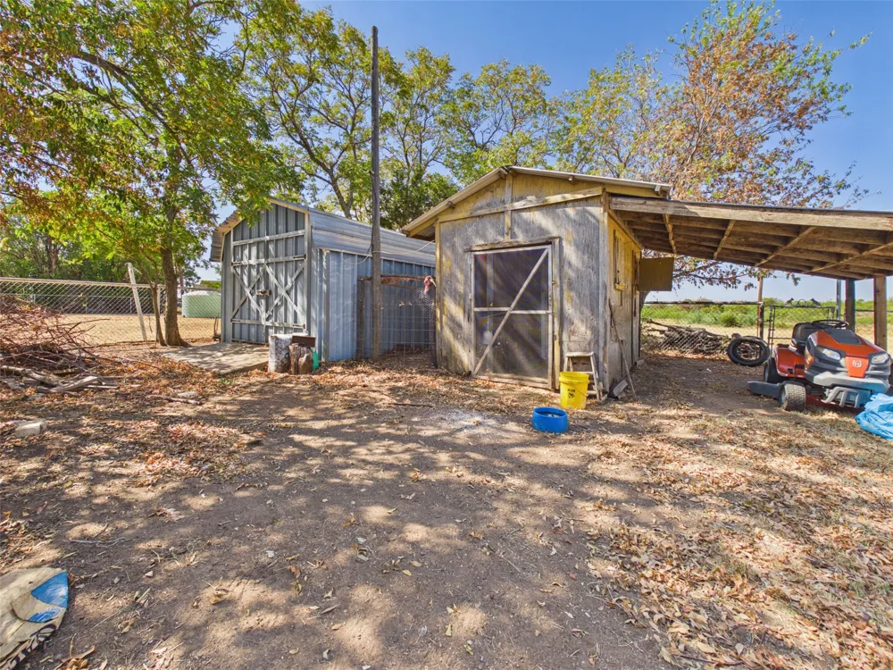 711 West Avenue Electra, TX 76360
