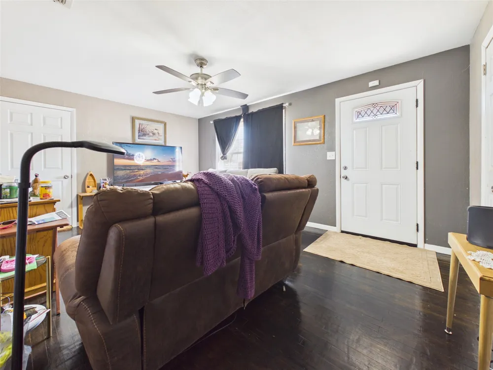 711 West Avenue Electra, TX 76360