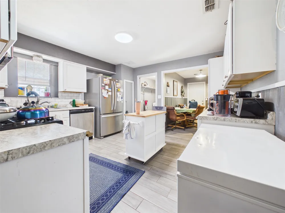 711 West Avenue Electra, TX 76360