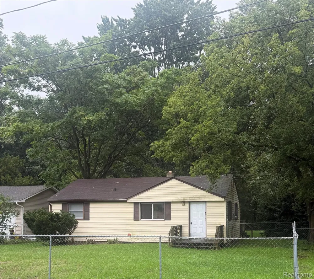 2069 Woodland Pass Burton City, MI 48519