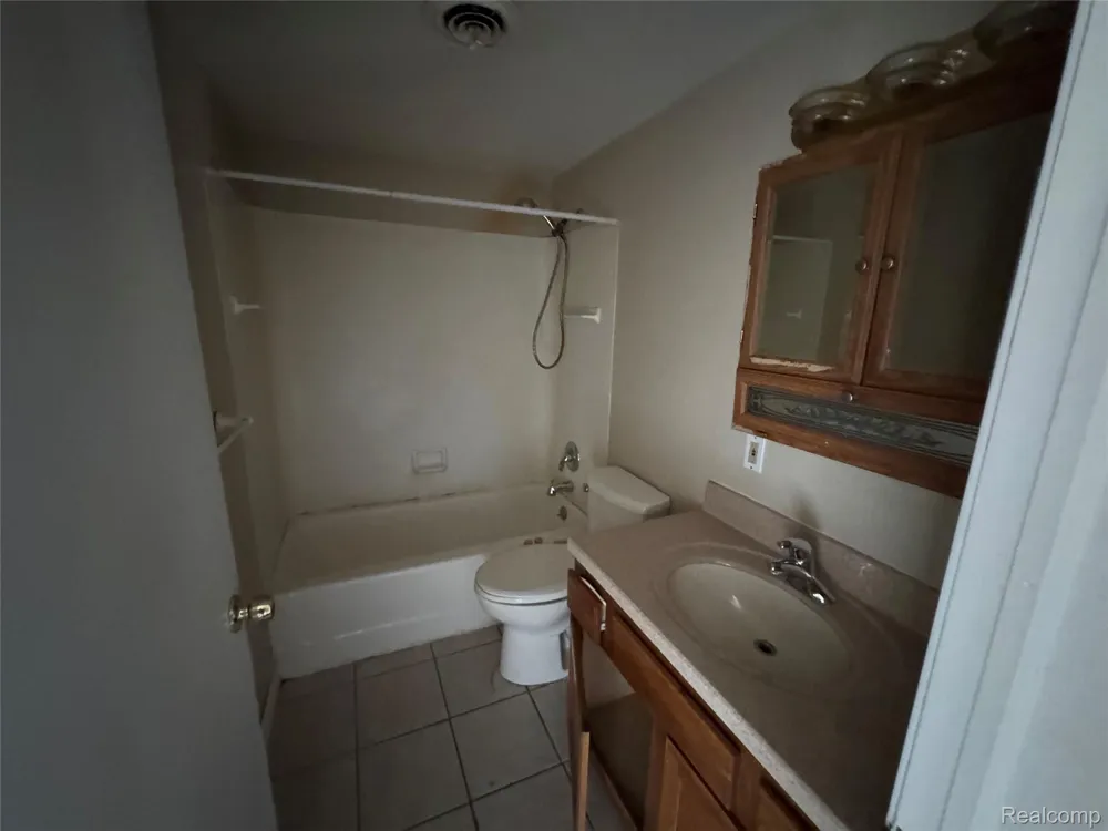 2069 Woodland Pass Burton City, MI 48519