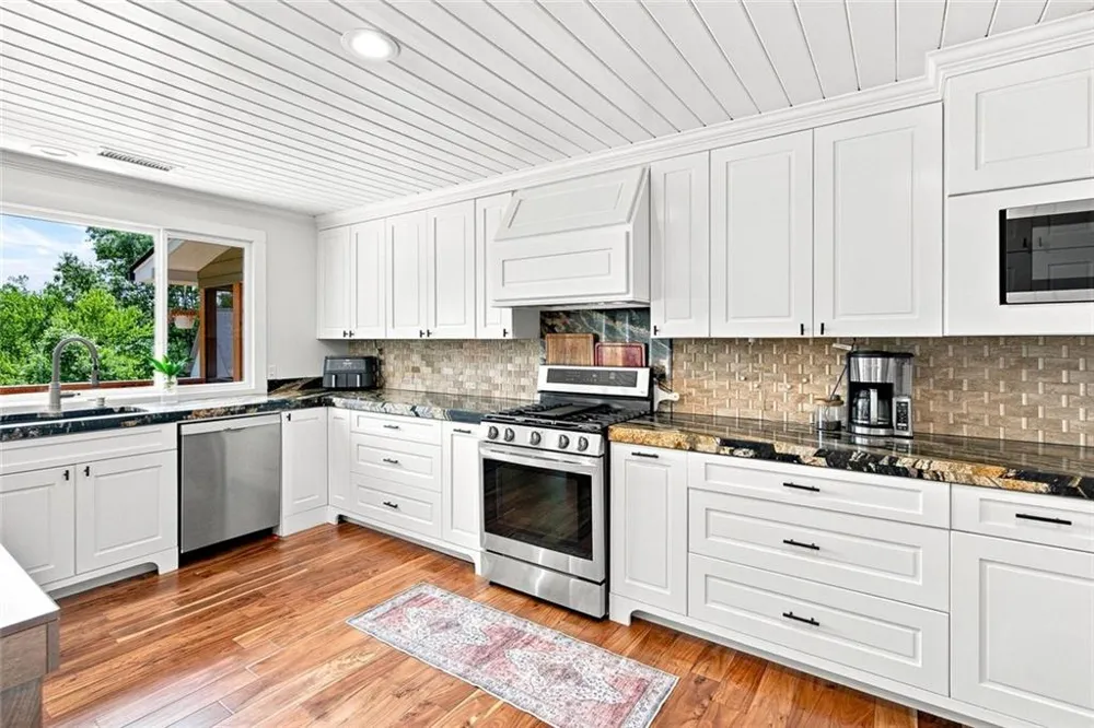 8915 Bay Lane Gainesville, GA 30506