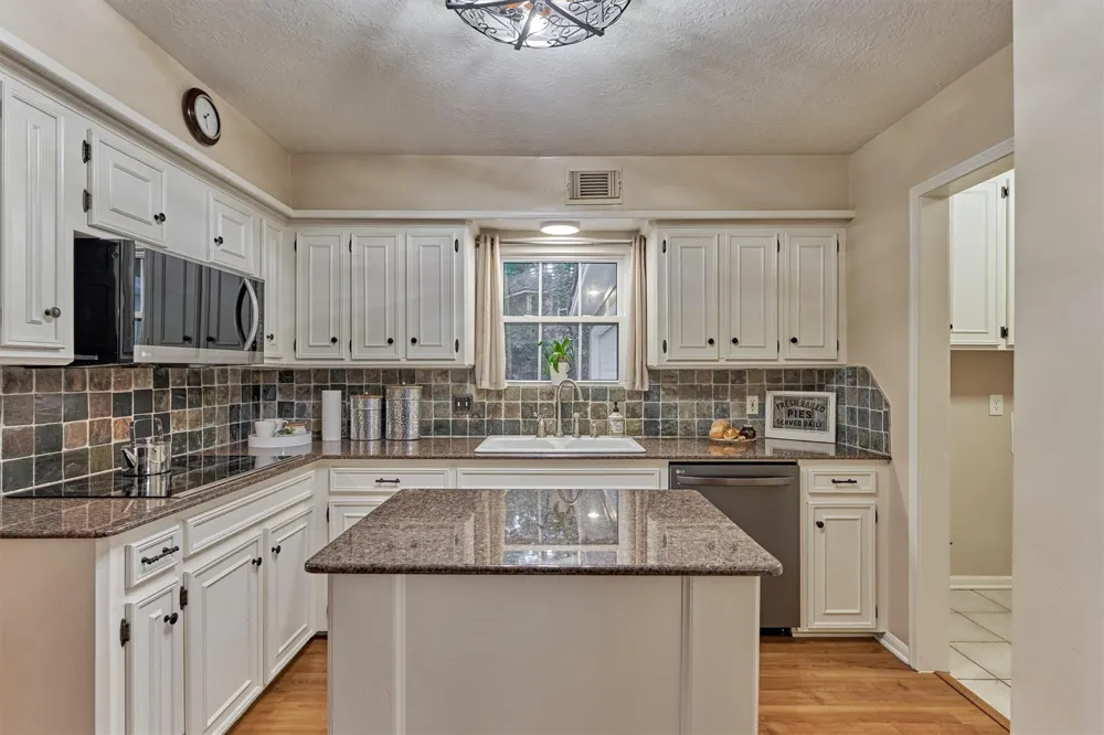 12 Thimbleberry Court The Woodlands, TX 77380