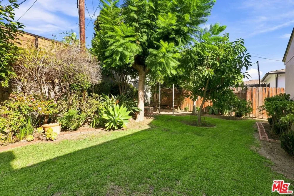 2136 Hillsboro Avenue Los Angeles, CA 90034