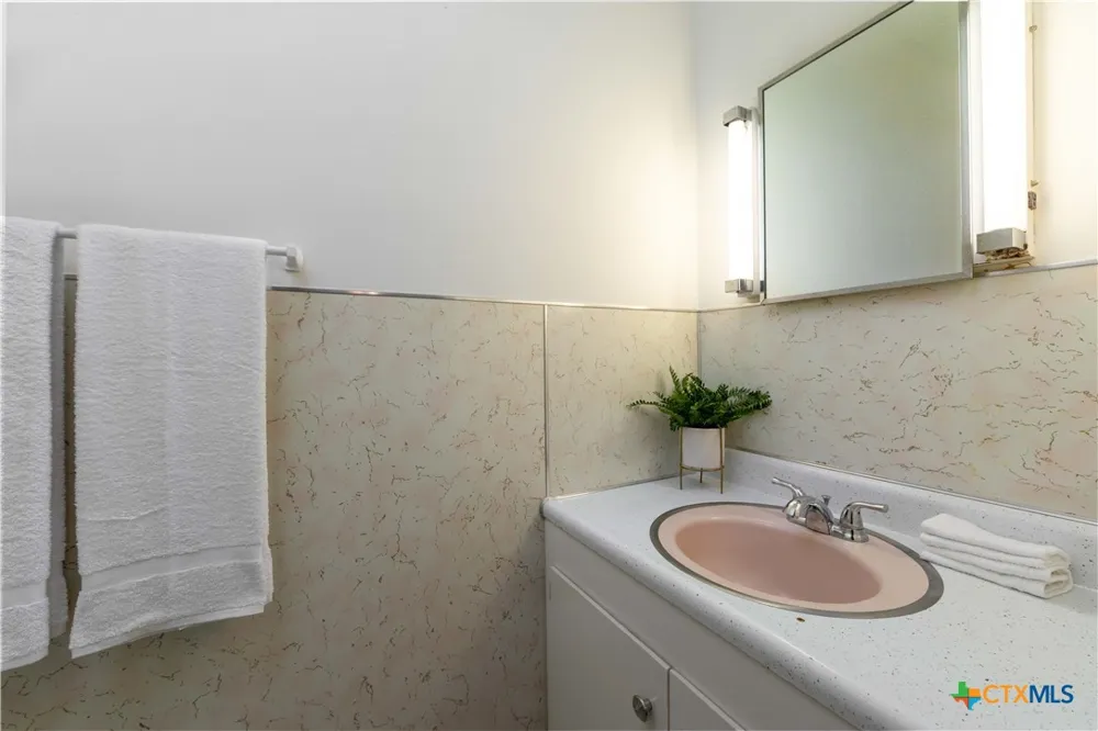 465 S Guenther Avenue New Braunfels, TX 78130