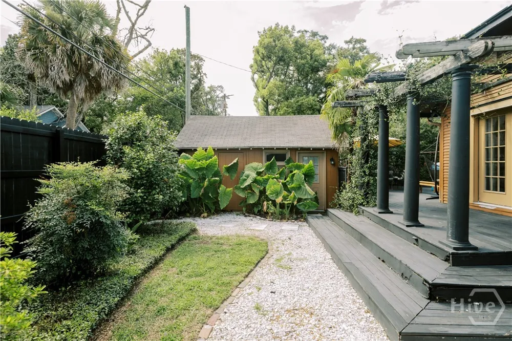 211 E 51st Street Savannah, GA 31405