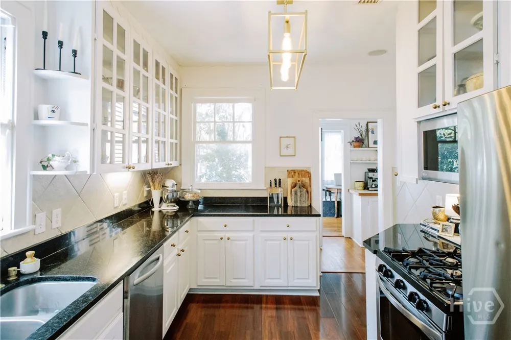 211 E 51st Street Savannah, GA 31405