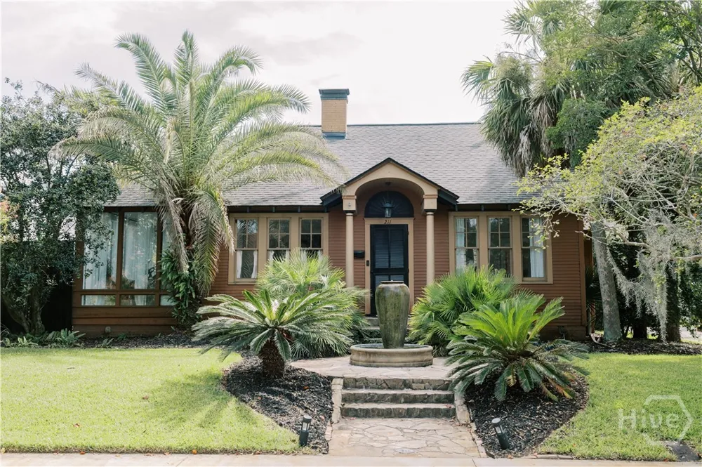 211 E 51st Street Savannah, GA 31405