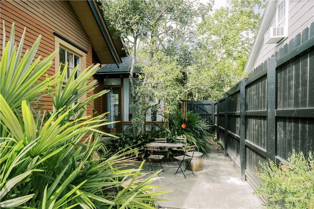 211 E 51st Street Savannah, GA 31405