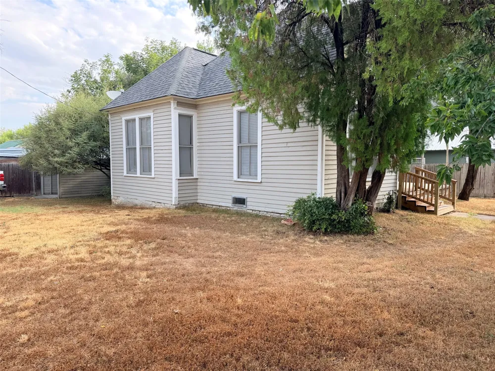 207 W Neely Avenue Comanche, TX 76442