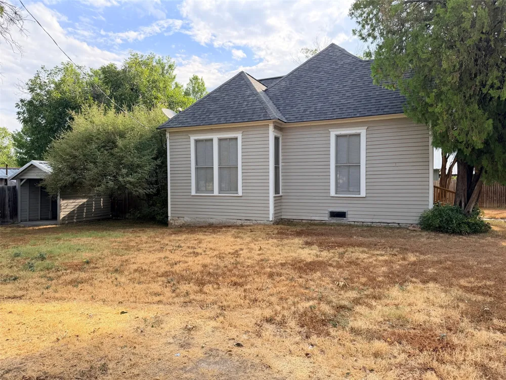 207 W Neely Avenue Comanche, TX 76442