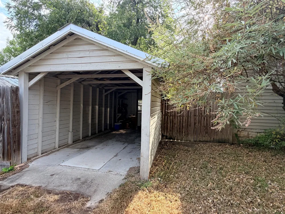 207 W Neely Avenue Comanche, TX 76442