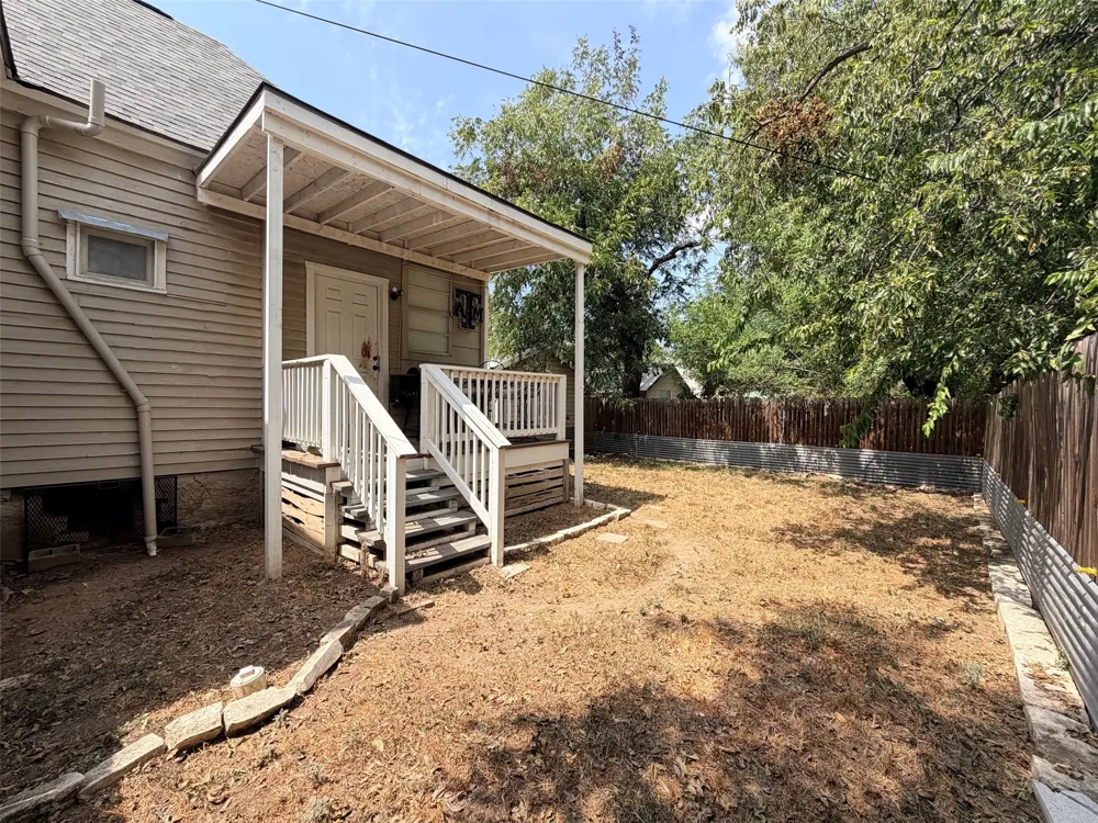 207 W Neely Avenue Comanche, TX 76442