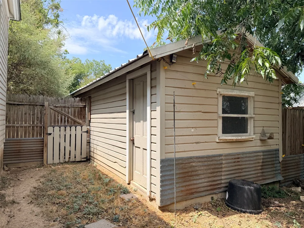 207 W Neely Avenue Comanche, TX 76442