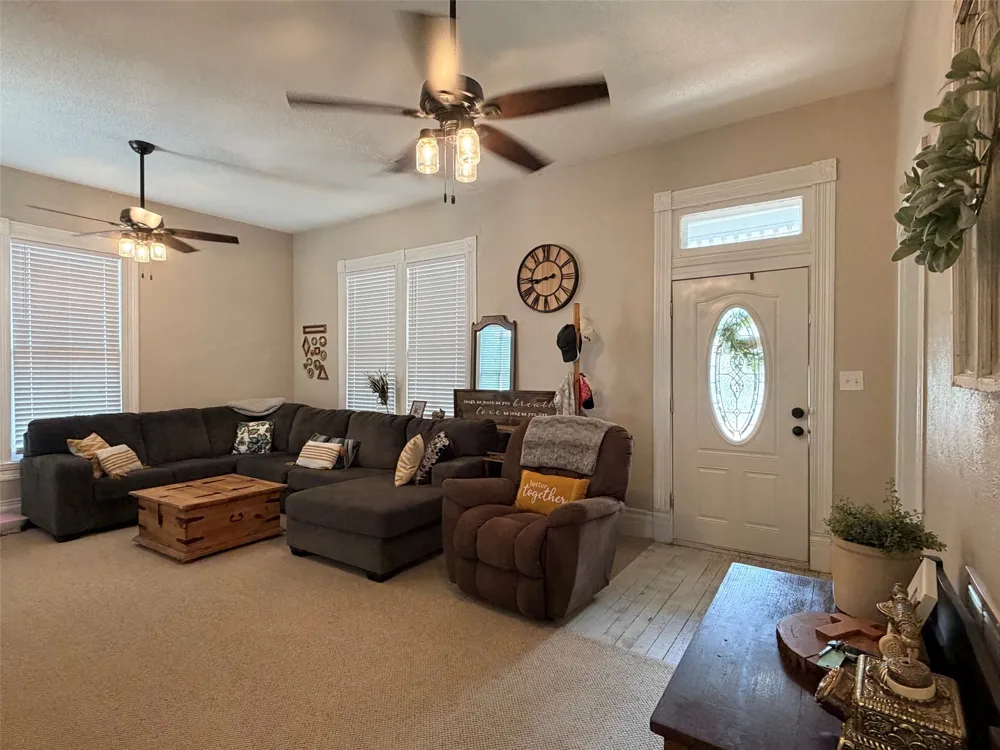 207 W Neely Avenue Comanche, TX 76442