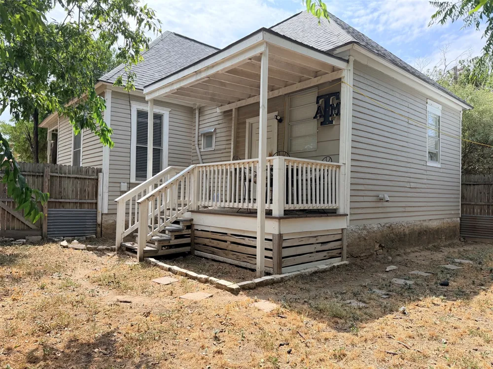 207 W Neely Avenue Comanche, TX 76442