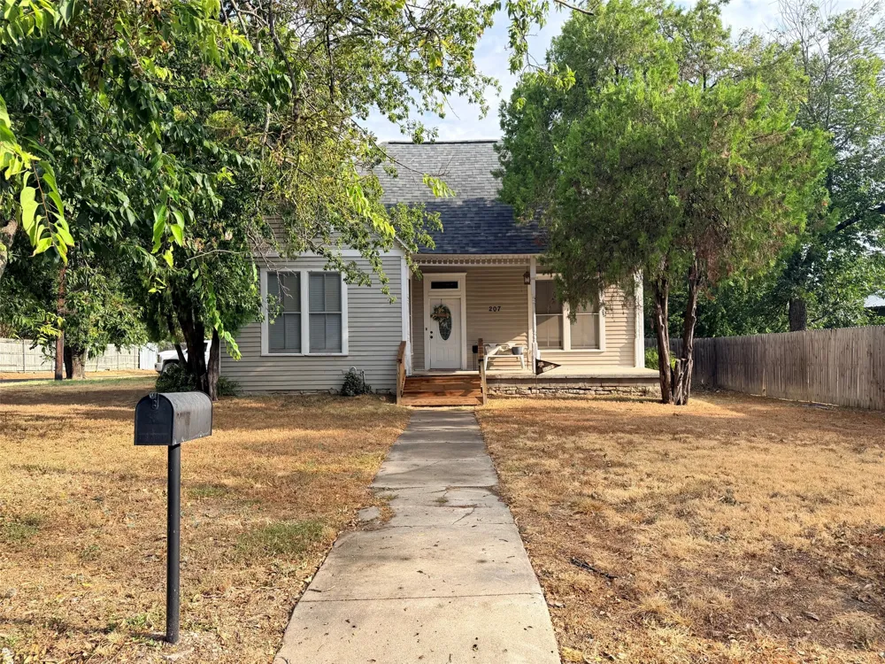 207 W Neely Avenue Comanche, TX 76442