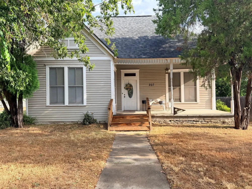207 W Neely Avenue Comanche, TX 76442