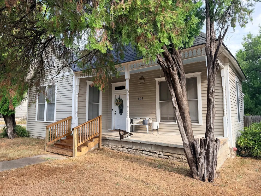 207 W Neely Avenue Comanche, TX 76442
