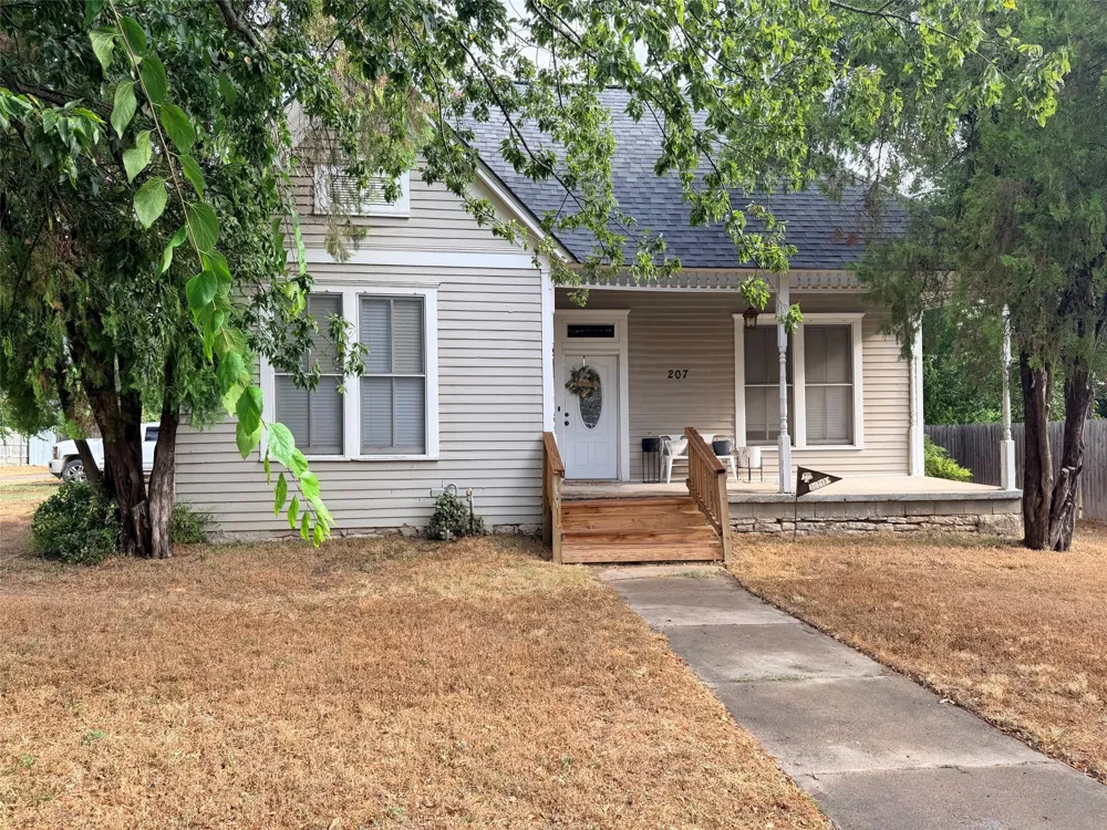 207 W Neely Avenue Comanche, TX 76442