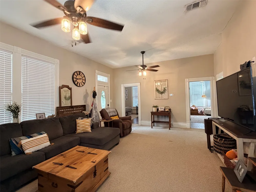 207 W Neely Avenue Comanche, TX 76442