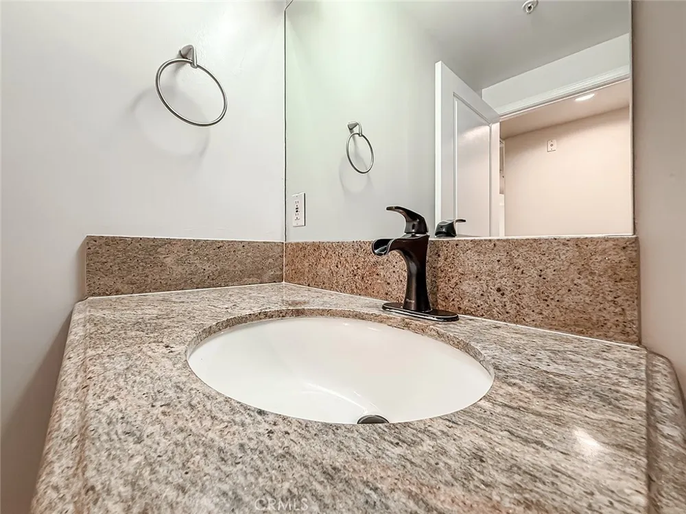 4724 Kester #109 Sherman Oaks, CA 91403