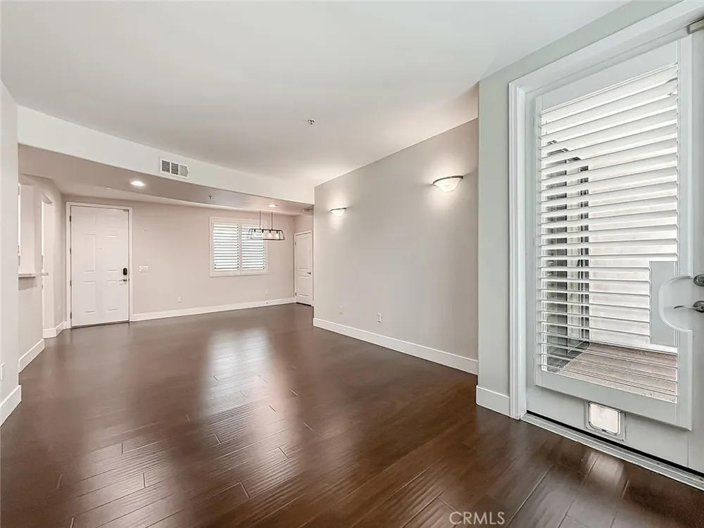 4724 Kester #109 Sherman Oaks, CA 91403