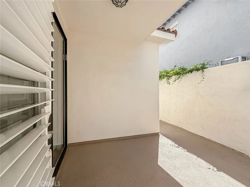 4724 Kester #109 Sherman Oaks, CA 91403