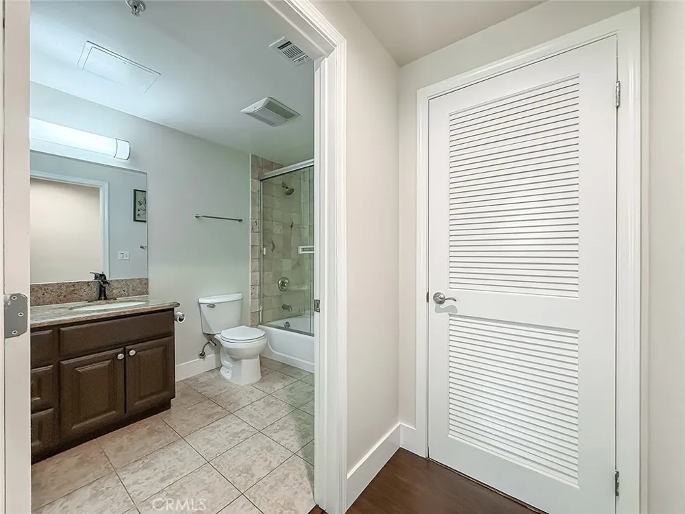 4724 Kester #109 Sherman Oaks, CA 91403