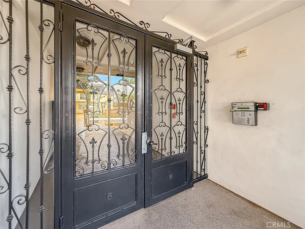 4724 Kester #109 Sherman Oaks, CA 91403