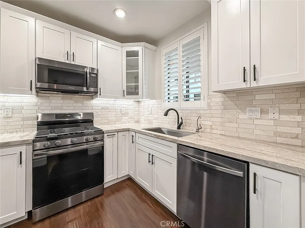 4724 Kester #109 Sherman Oaks, CA 91403
