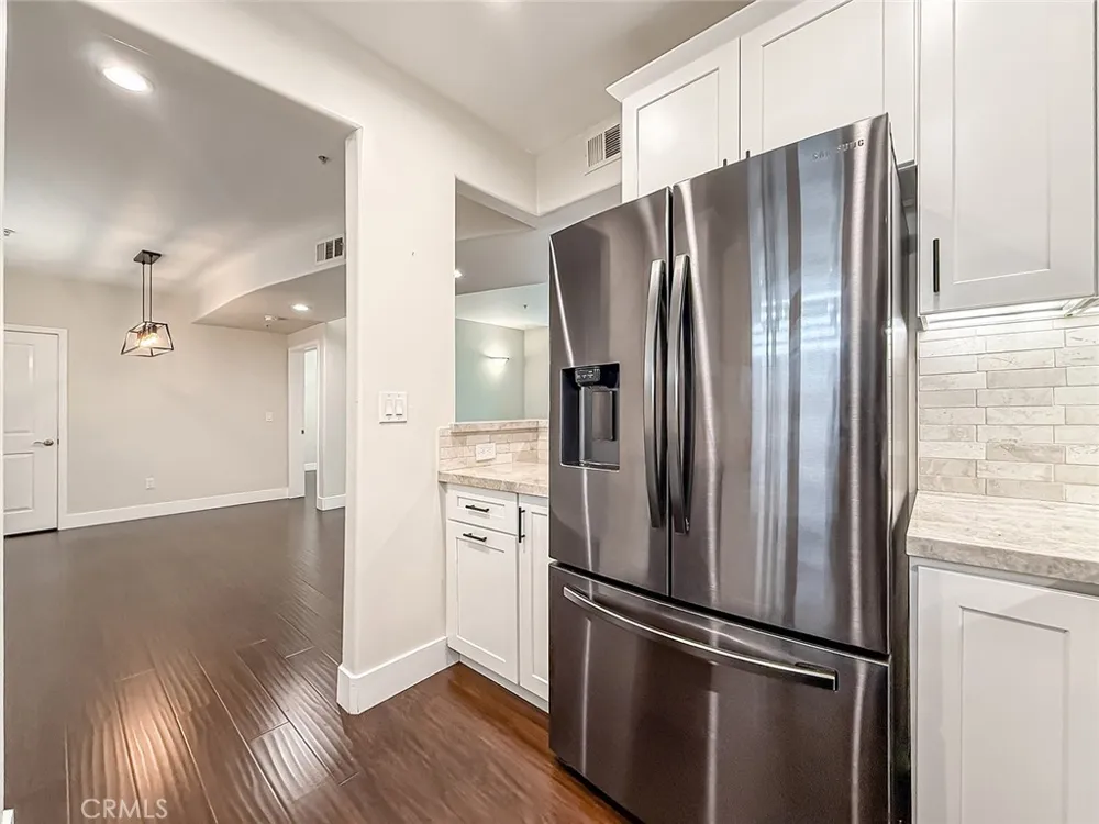 4724 Kester #109 Sherman Oaks, CA 91403