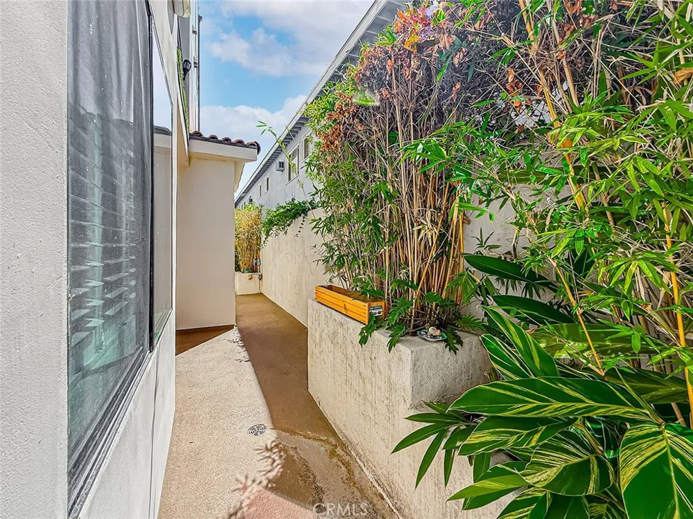 4724 Kester #109 Sherman Oaks, CA 91403