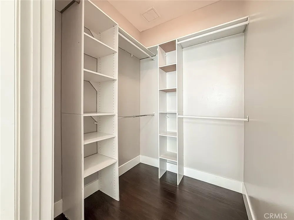 4724 Kester #109 Sherman Oaks, CA 91403