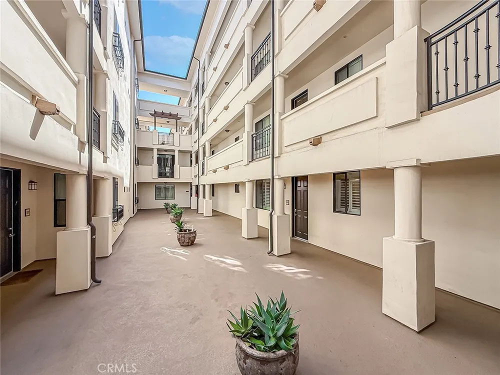 4724 Kester #109 Sherman Oaks, CA 91403