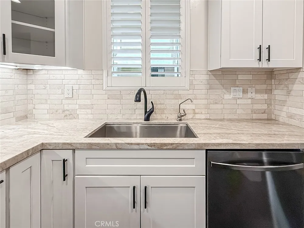 4724 Kester #109 Sherman Oaks, CA 91403